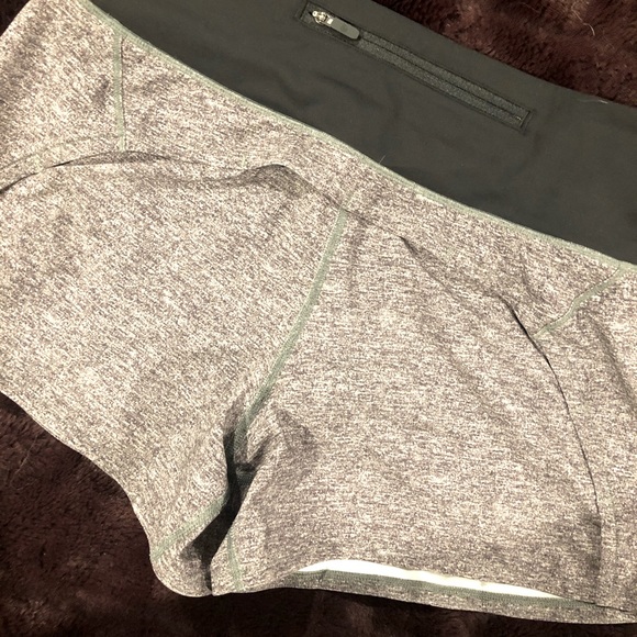 Speed up low rise 2.5 lululemon shorts - Picture 5 of 7